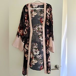floral kimono / robe- perfect for a night in or out!